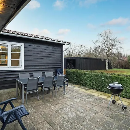 3 Bedroom Lovely In Holiday home