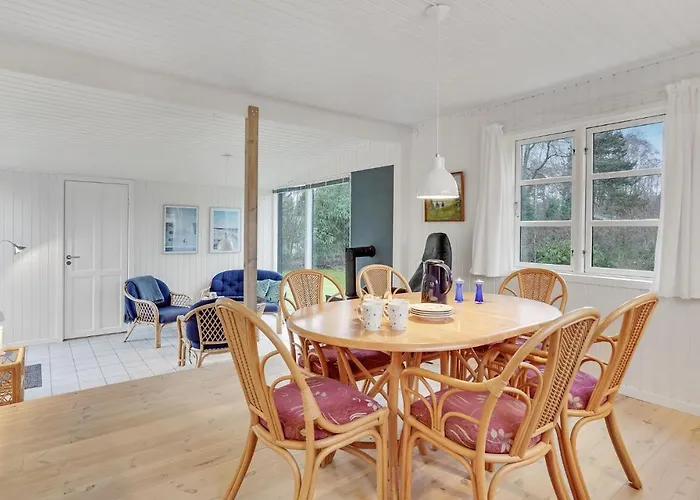 3 Bedroom Lovely In בית נופש Gorlev